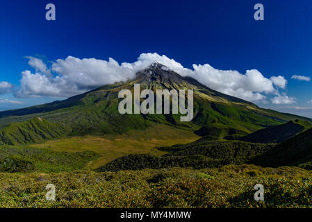 Le Mont Taranaki avec des nuages en journée ensoleillée, New Plymouth, Nouvelle-Zélande Banque D'Images