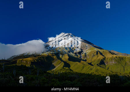 Le Mont Taranaki avec des nuages en journée ensoleillée, New Plymouth, Nouvelle-Zélande Banque D'Images