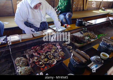 Matsusaka, Japon - Mar 18, 2018. Femme servant des fruits de mer dans un restaurant traditionnel près de la Baie d'Ise à Matsusaka, Japon. Banque D'Images