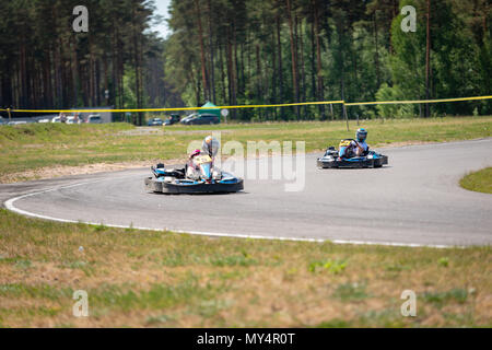 ROPAZI, LETTONIE - Mai 24, 2018 : Sport étudiant ZZ Jeux CHAMPIONSHIP. Les élèves de différentes classes montrer leurs compétences dans la conduite d'un karting sur le rac Banque D'Images