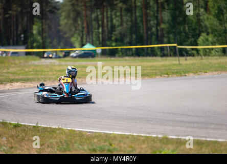 ROPAZI, LETTONIE - Mai 24, 2018 : Sport étudiant ZZ Jeux CHAMPIONSHIP. Les élèves de différentes classes montrer leurs compétences dans la conduite d'un karting sur le rac Banque D'Images