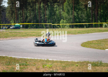 ROPAZI, LETTONIE - Mai 24, 2018 : Sport étudiant ZZ Jeux CHAMPIONSHIP. Les élèves de différentes classes montrer leurs compétences dans la conduite d'un karting sur le rac Banque D'Images