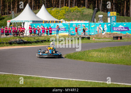 ROPAZI, LETTONIE - Mai 24, 2018 : Sport étudiant ZZ Jeux CHAMPIONSHIP. Les élèves de différentes classes montrer leurs compétences dans la conduite d'un karting sur le rac Banque D'Images