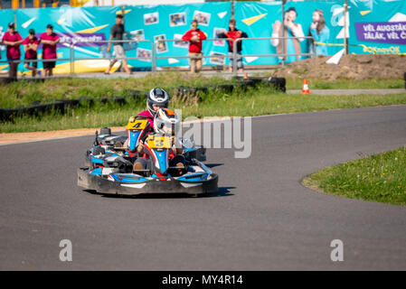 ROPAZI, LETTONIE - Mai 24, 2018 : Sport étudiant ZZ Jeux CHAMPIONSHIP. Les élèves de différentes classes montrer leurs compétences dans la conduite d'un karting sur le rac Banque D'Images