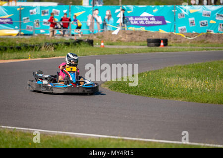 ROPAZI, LETTONIE - Mai 24, 2018 : Sport étudiant ZZ Jeux CHAMPIONSHIP. Les élèves de différentes classes montrer leurs compétences dans la conduite d'un karting sur le rac Banque D'Images