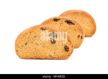 Un trois biscottes avec raisins classés sur un fond blanc Banque D'Images