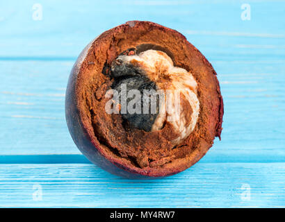 La moitié des fruits pourris sur mangoustan un tableau bleu Banque D'Images