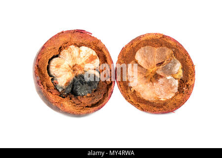 Couper les fruits gâtés mangoustan sur fond blanc Banque D'Images