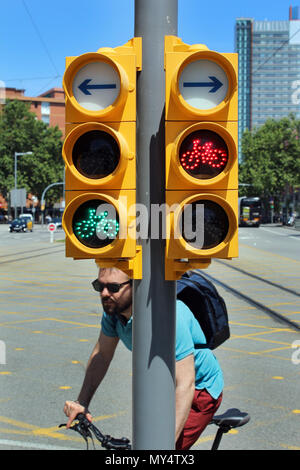 Feu de circulation piétonne location avec traversée cycliste derrière, Barcelone, Catalogne, Espagne Banque D'Images