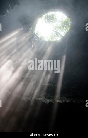 Lumière du soleil à travers la grotte grotte Jomblang trou à midi près de l'heure à Yogyakarta, Indonésie Banque D'Images