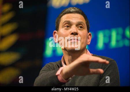 David Miliband s'exprimant sur scène à Hay Festival 2018 Hay-on-Wye Powys Pays de Galles UK Banque D'Images