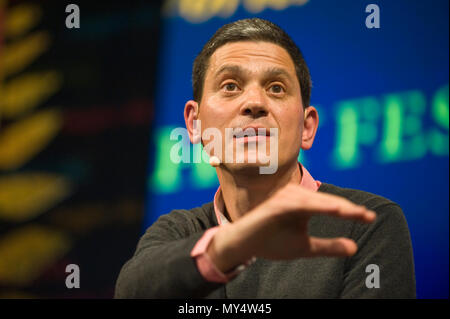 David Miliband s'exprimant sur scène à Hay Festival 2018 Hay-on-Wye Powys Pays de Galles UK Banque D'Images