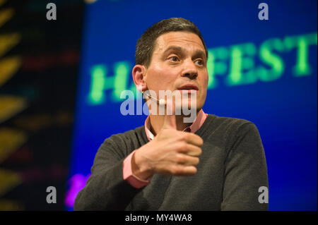 David Miliband s'exprimant sur scène à Hay Festival 2018 Hay-on-Wye Powys Pays de Galles UK Banque D'Images