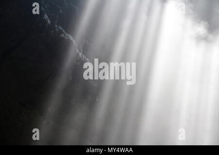 Lumière du soleil à travers la grotte grotte Jomblang trou à midi près de l'heure à Yogyakarta, Indonésie Banque D'Images