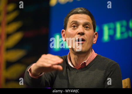 David Miliband s'exprimant sur scène à Hay Festival 2018 Hay-on-Wye Powys Pays de Galles UK Banque D'Images