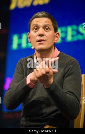 David Miliband s'exprimant sur scène à Hay Festival 2018 Hay-on-Wye Powys Pays de Galles UK Banque D'Images