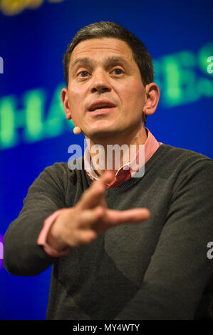 David Miliband s'exprimant sur scène à Hay Festival 2018 Hay-on-Wye Powys Pays de Galles UK Banque D'Images