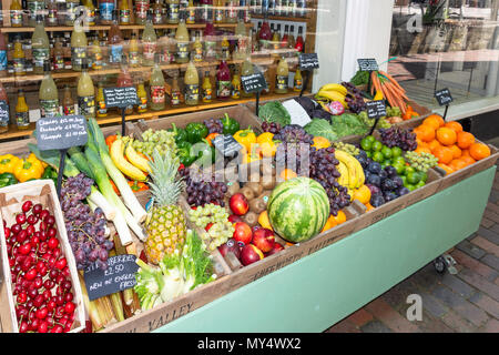 Fruits et légumes frais Chegworth Farm Shop exposées à l'extérieur, les Pantiles, Royal Tunbridge Wells, Kent, Angleterre, Royaume-Uni Banque D'Images