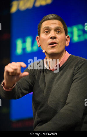 David Miliband s'exprimant sur scène à Hay Festival 2018 Hay-on-Wye Powys Pays de Galles UK Banque D'Images