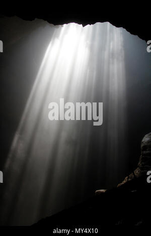 Lumière du soleil à travers la grotte grotte Jomblang trou à midi près de l'heure à Yogyakarta, Indonésie Banque D'Images