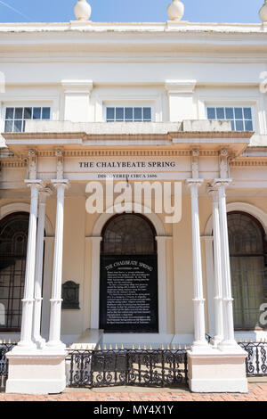 Le printemps Chalybeate (1606), les Pantiles, Royal Tunbridge Wells, Kent, Angleterre, Royaume-Uni Banque D'Images