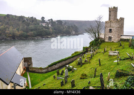 Château de Dartmouth à l'embouchure de l'estuaire de la rivière Dart, Misty sur journée d'hiver. Pierres tombales, tour sur la colline. Banque D'Images