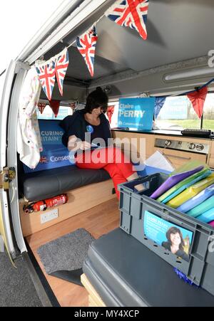 MP Claire Perry pour canidatate conservateur Devizes avec son camping-car qui est devenu un bus bataille Banque D'Images