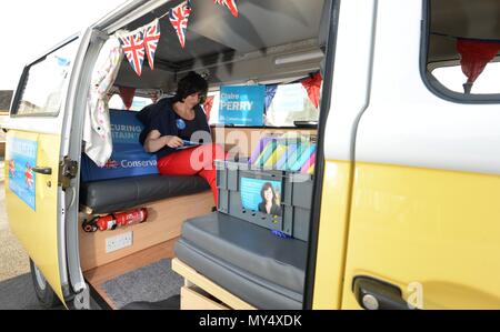 MP Claire Perry pour canidatate conservateur Devizes avec son camping-car qui est devenu un bus bataille Banque D'Images