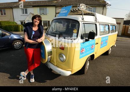 MP Claire Perry pour canidatate conservateur Devizes avec son camping-car qui est devenu un bus bataille Banque D'Images