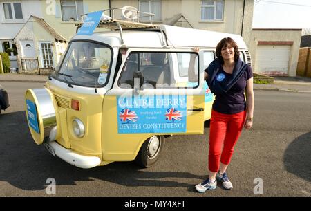 MP Claire Perry pour canidatate conservateur Devizes avec son camping-car qui est devenu un bus bataille Banque D'Images