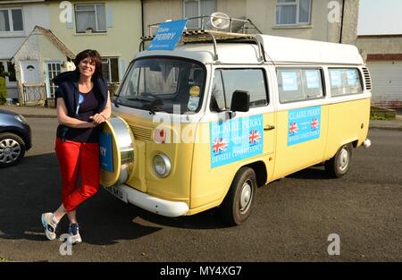 MP Claire Perry pour canidatate conservateur Devizes avec son camping-car qui est devenu un bus bataille Banque D'Images