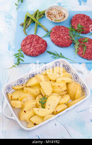 Escalopes à la cuisson de la viande et les asperges. Les pommes de terre sur une plaque à pâtisserie. L'alimentation en protéines. Copy space Banque D'Images