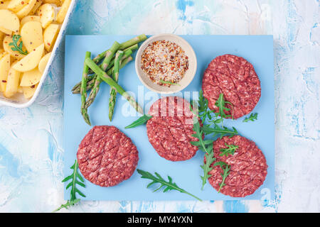 Escalopes à la cuisson de la viande et les asperges. Les pommes de terre sur une plaque à pâtisserie. L'alimentation en protéines. Place pour le texte Banque D'Images