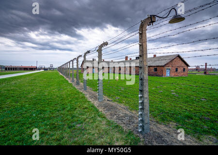 Les barbelés électriques de l'allemand nazi de concentration et d'extermination d'Auschwitz Birkenau camp world heritage, Pologne Banque D'Images