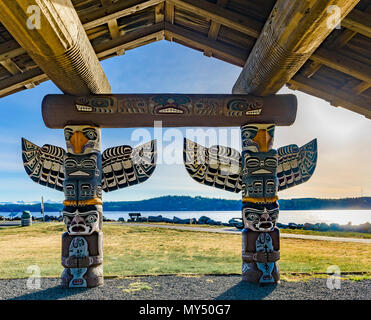 Abri avec totems, Robert Ostler Park, Campbell River, Vancouver Island, British Columbia, Canada Banque D'Images