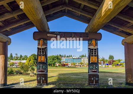 Abri avec totems, Robert Ostler Park, Campbell River, Vancouver Island, British Columbia, Canada Banque D'Images