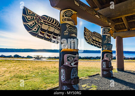 Abri avec totems, Robert Ostler Park, Campbell River, Vancouver Island, British Columbia, Canada Banque D'Images