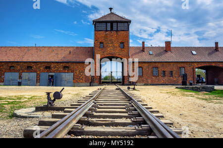 Entrée principale du camp de concentration nazi d'Auschwitz Birkenau avec rail de train, Pologne Banque D'Images