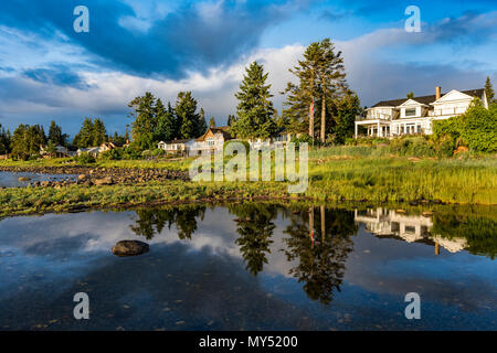 Maisons en front de mer, Union Bay, île de Vancouver, Colombie-Britannique, Canada. Banque D'Images