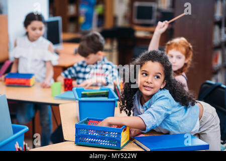 Belle petite kids in school library Banque D'Images