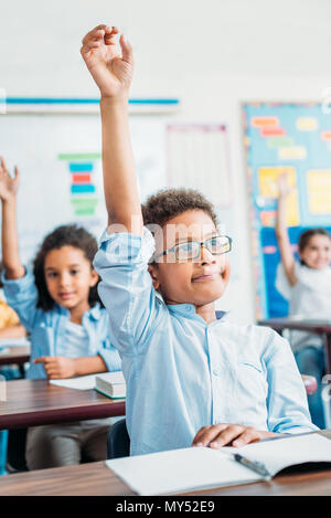 Adorables petits enfants sensibilisation mains dans la classe Banque D'Images