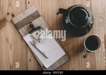 Vue de dessus de loi, paiement en espèces, le verre électrique et tasse de café sur la table d'in cafe Banque D'Images