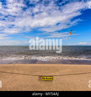 Blackpool, England, UK - 1 août 2015 : un signe proclame pas d'accès à la plage de Blackpool à marée haute, la mer tandis que les mouettes volent au-dessus. Banque D'Images