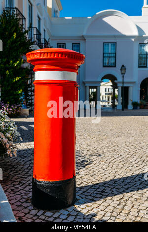 UK red letter tambourin à l'ancien village, un cadre paisible dans la région de l'Algarve, entouré par le parcours de golf et à proximité de plages vierges Banque D'Images