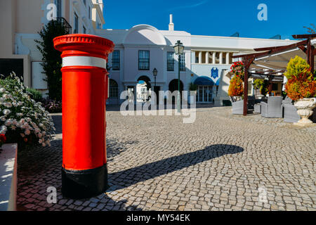 UK red letter tambourin à l'ancien village, un cadre paisible dans la région de l'Algarve, entouré par le parcours de golf et à proximité de plages vierges Banque D'Images