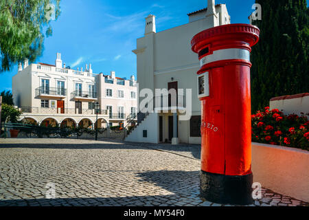 UK red letter tambourin à l'ancien village, un cadre paisible dans la région de l'Algarve, entouré par le parcours de golf et à proximité de plages vierges Banque D'Images