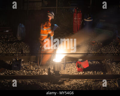 Londres, Angleterre, Royaume-Uni - 20 août 2016 : travaux d'entretien de nuit sur la ligne principale de la côte ouest, au nord-ouest de Londres. Banque D'Images