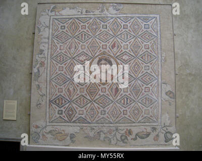 . KTICIC. Antioche mosaïques dans le musée d'art de Worcester, Worcester, Massachusetts, USA. Le musée permet la photographie et ne limite pas l'utilisation de la photographie. Mosaïques créées entre les 2e et 4e siècles ; photographie prise le 28 avril 2010.. Mosaïques romaines datant entre 2e et 4e siècles, fouillé à Antioche, en Turquie, dans les années 1930, j'ai pris cette photographie. 371 Mosaïques, Worcester Art Museum - IMG 7449 Banque D'Images