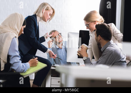 Groupe de discussion sur les affaires ayant meeting in office Banque D'Images