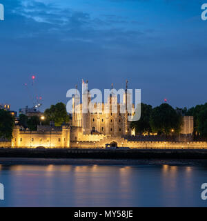 Londres, Angleterre, Royaume-Uni - juin 1, 2018 : La Tour Blanche Norman donjon de la Tour de Londres est éclairé la nuit à côté de la Tamise. Banque D'Images